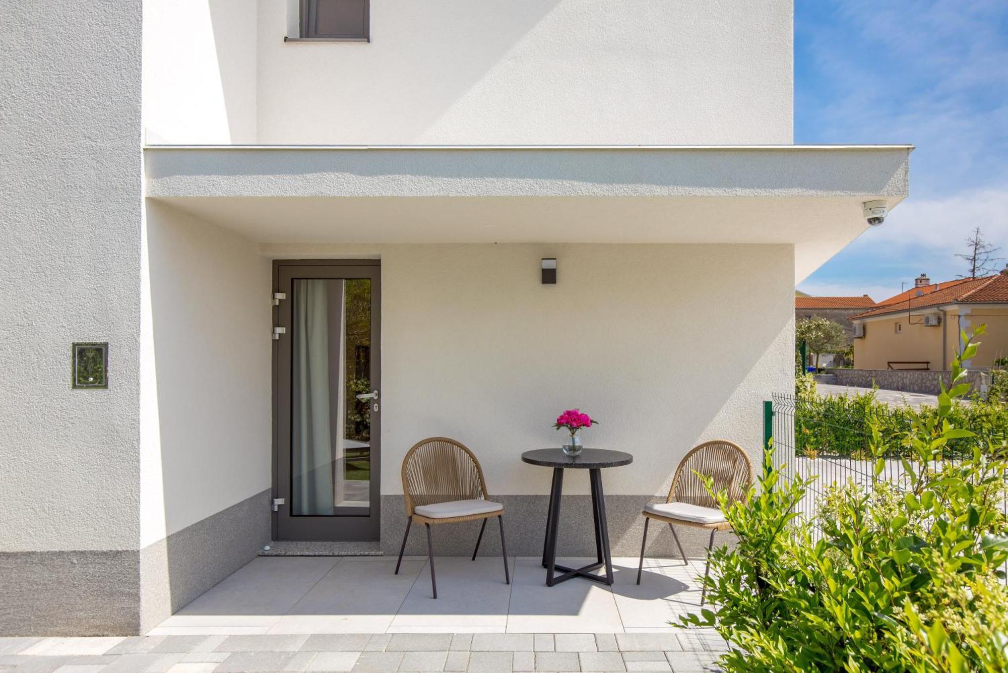 Apartmani Vila Mara M 1 Heated Pool Omišalj Eksteriør billede